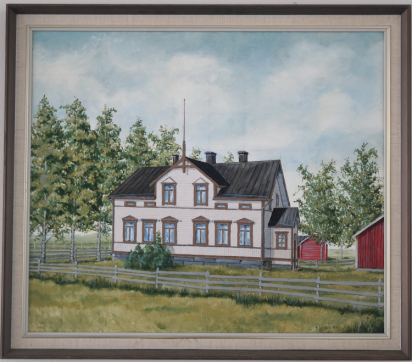 En tavla med brun ram föreställande en byggnad i tvåvåningar i vitt med bruna fönserkarmar och knutar och svart tak. Ett staket ramar in gården med björkar och små röda byggnader.